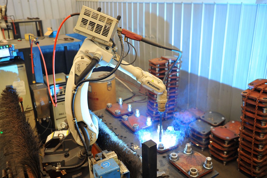 Wall panel umbilical welding robot