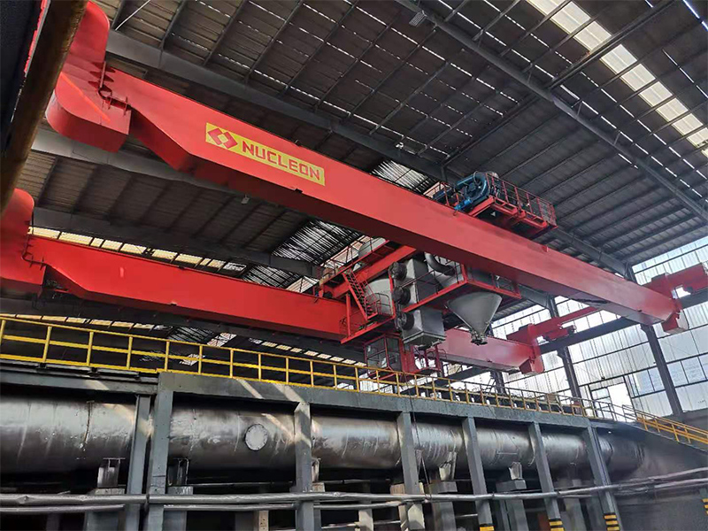 Material suction and discharge crane for baking